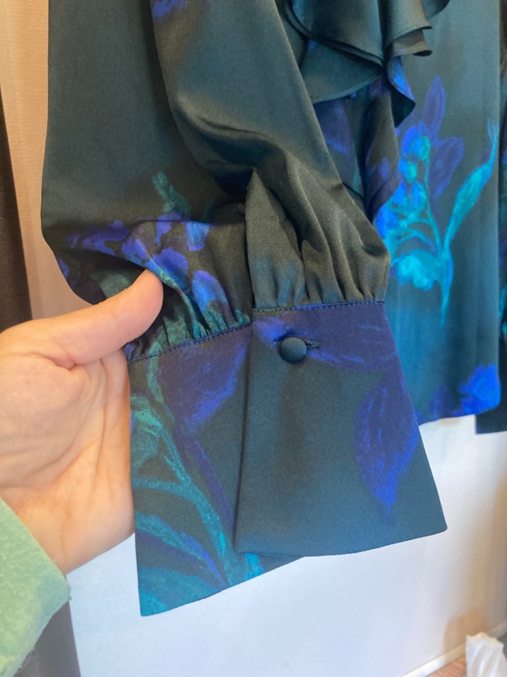 WHBM Emerald Green & indigo Floral pattern/Ruffle Blouse - Picture 2 of 9